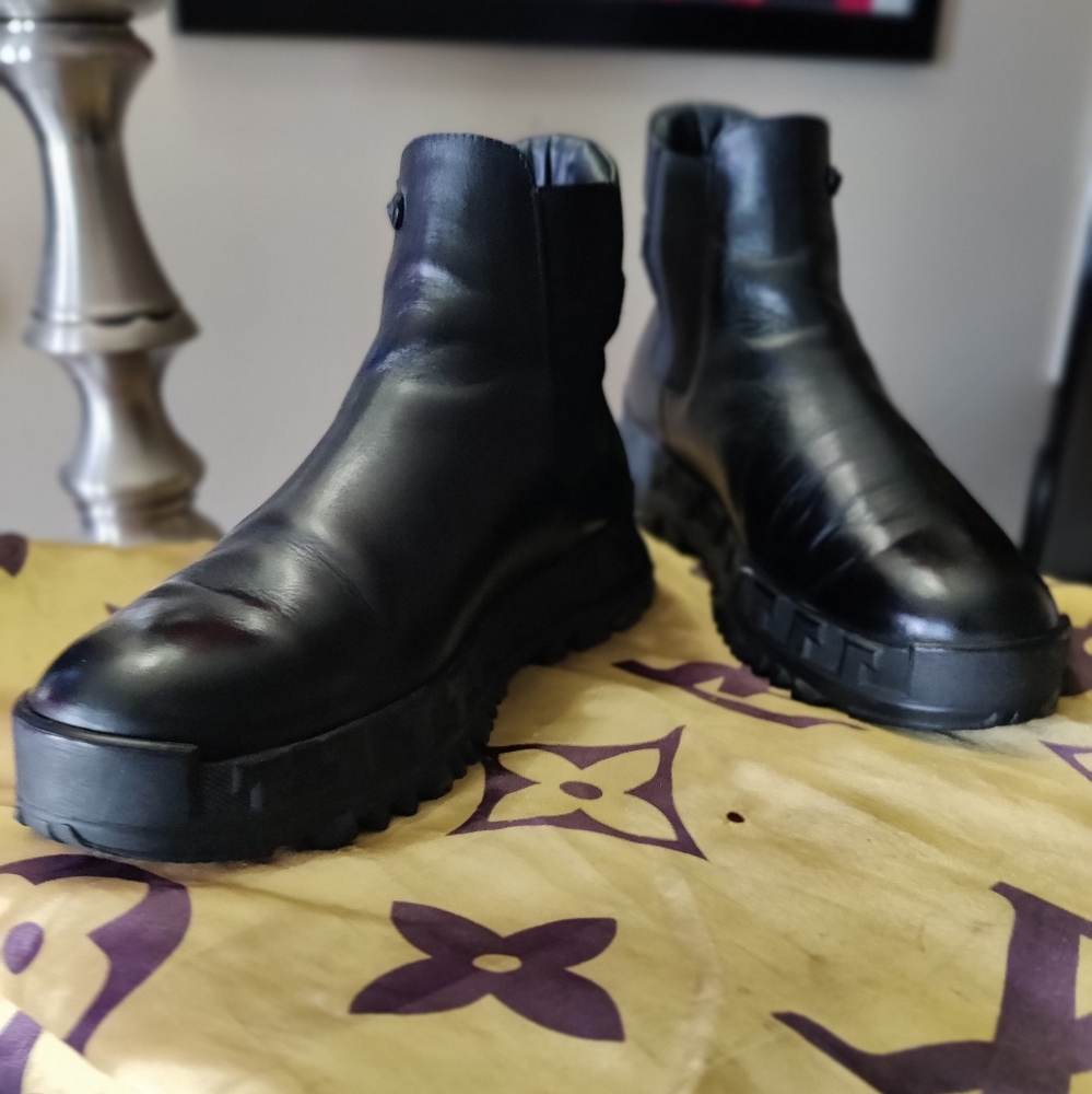 Versace Greca Rhegis Boots - Picture 4 of 11